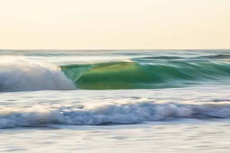 waves coming in to shore